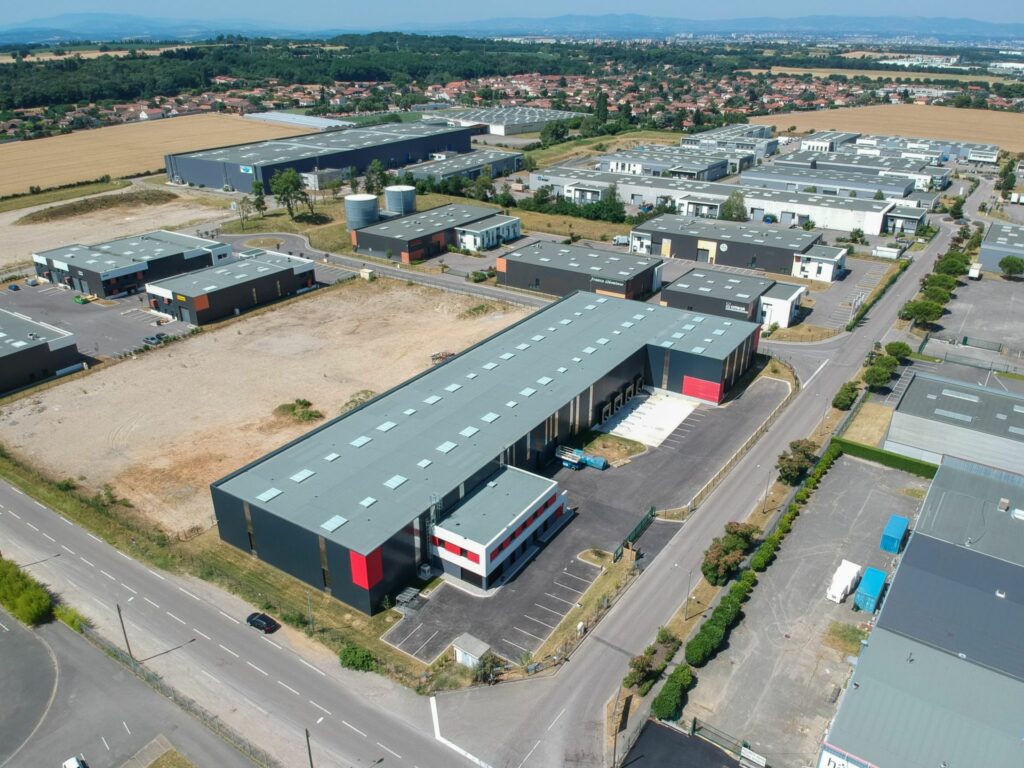 Vue aérienne par drone d'un parc d'activités et de bâtiments industriels près de Lyon