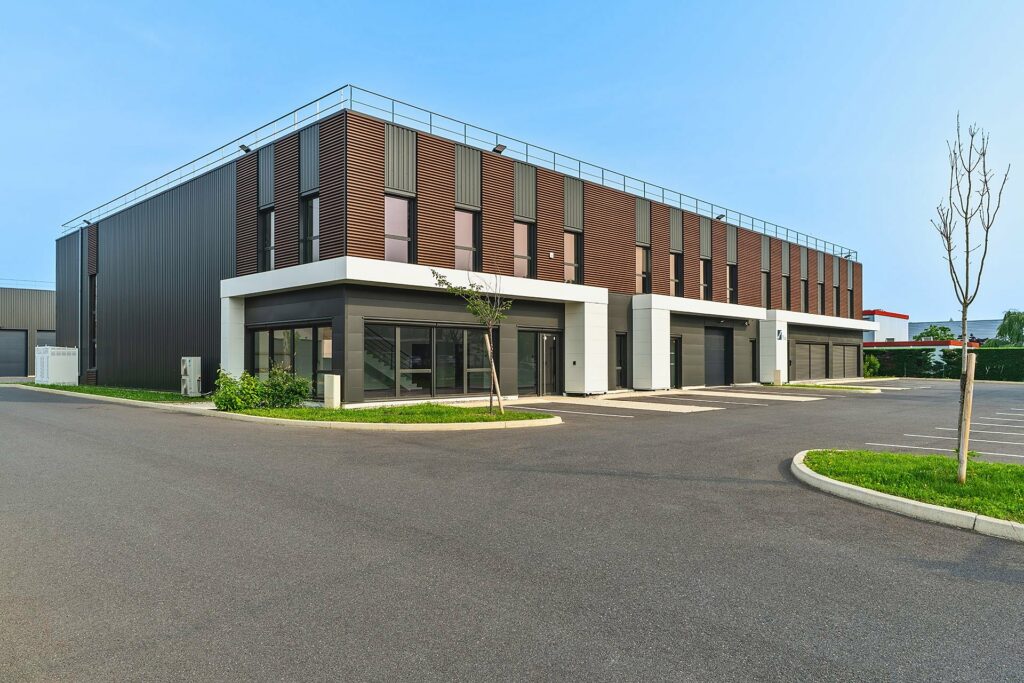 Bâtiment de bureaux et d'activités Aerosport, façade en bardage bois et métal, à Villefranche-sur-Saône