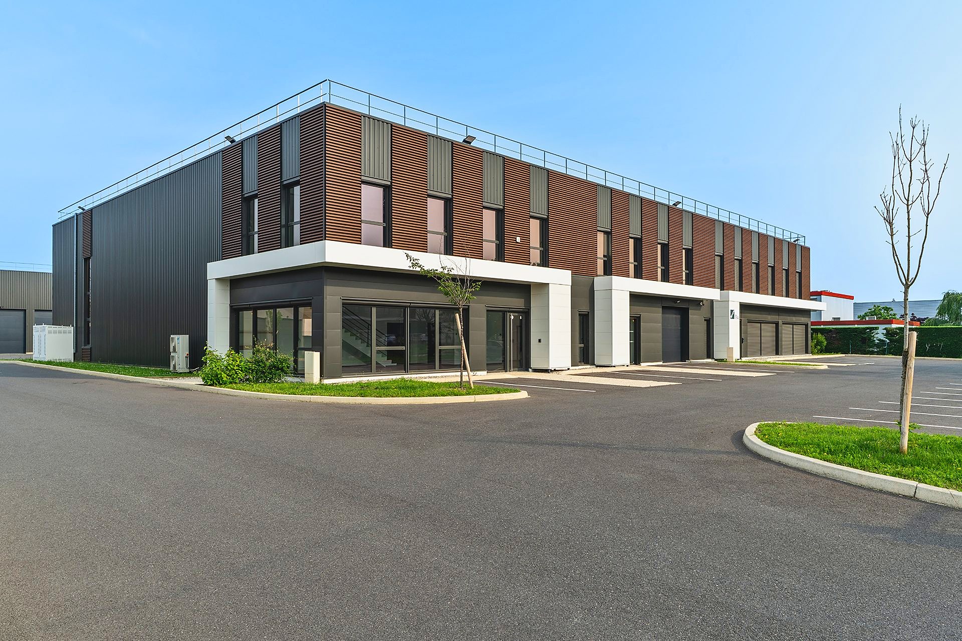 Bâtiment de bureaux et d'activités Aerosport, façade en bardage bois et métal, à Villefranche-sur-Saône