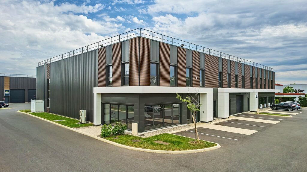 Vue aérienne par drone du bâtiment de bureaux et d'activités Aerosport, à Villefranche-sur-Saône