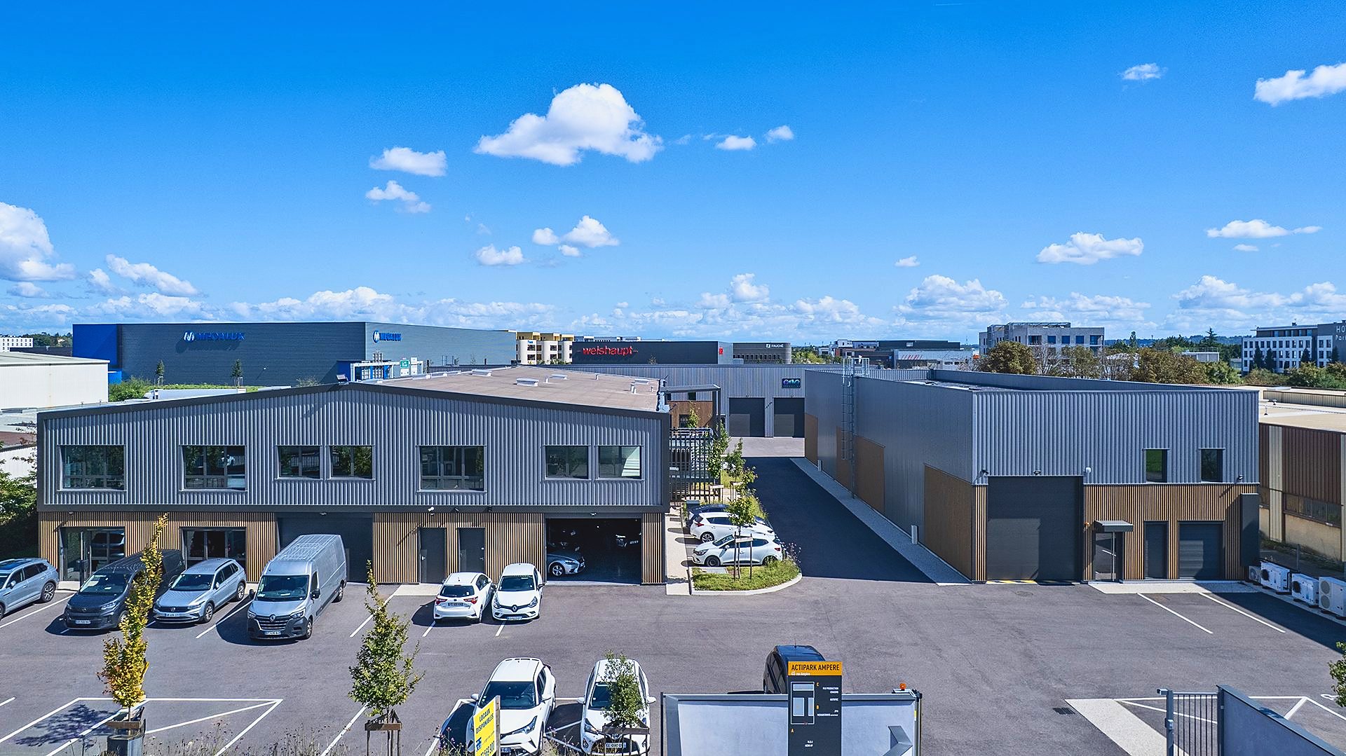 Vue aérienne par drone de deux bâtiments d'activités du programme Ampère, à Chassieu