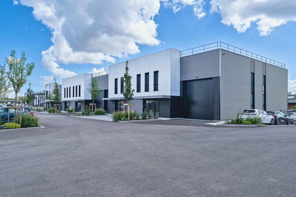 Locaux d'activités avec portes sectionnelles, programme Continental, dans l'Est lyonnais