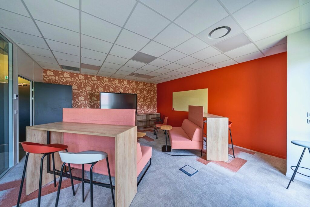 Espace détente aux couleurs vives dans les bureaux Explorair, à Chasse-sur-Rhône