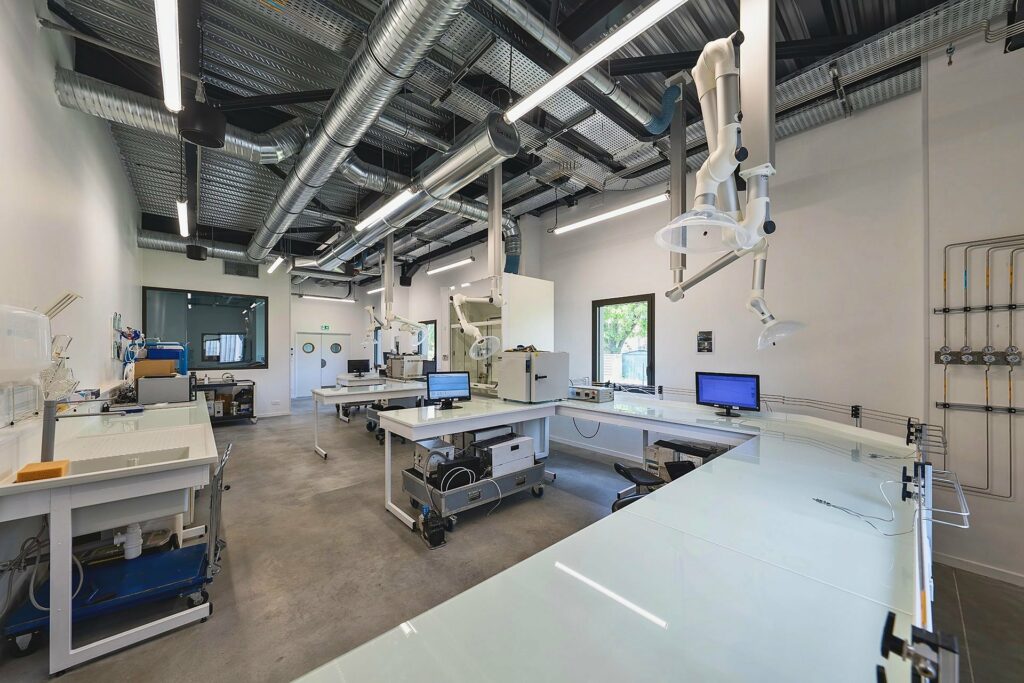 Laboratoire et atelier technique d'Explorair, gaines et bras d'aspiration au plafond, à Chasse-sur-Rhône