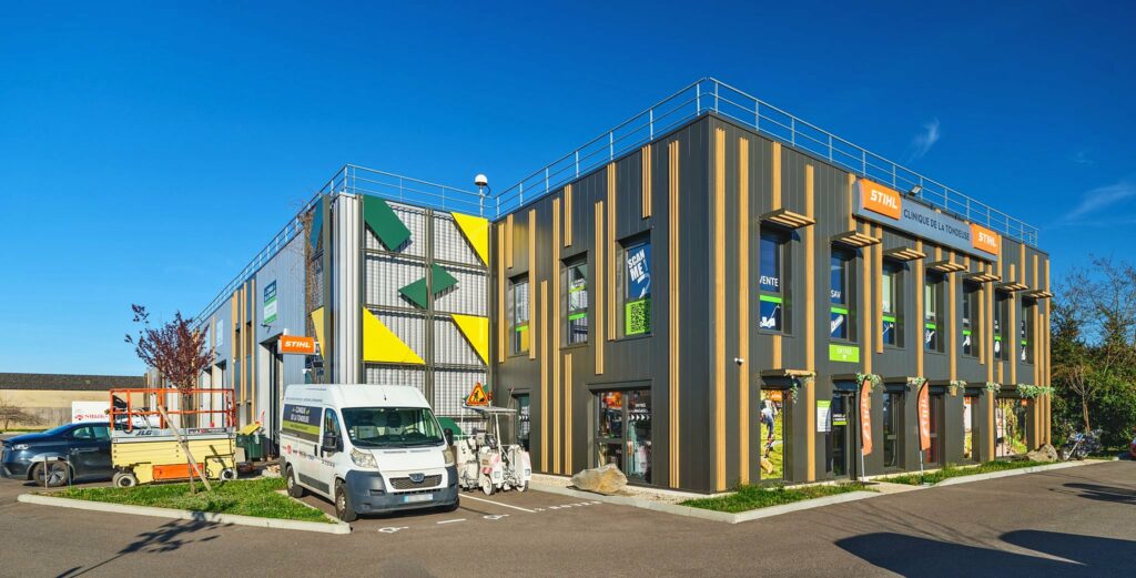 Bâtiment d'activités au bardage graphique jaune et vert, parc d'activités Le Triangle, à Saint-Priest