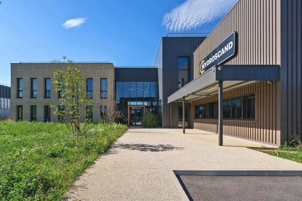 Entrée du bâtiment Hydroscand avec auvent métallique, à Genas