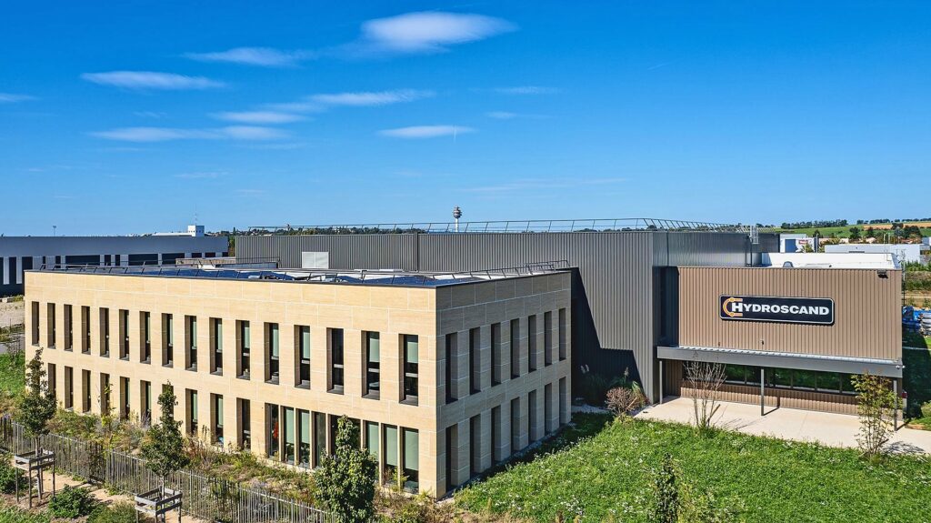 Vue aérienne par drone de la façade en pierre du siège de Pathel et Hydroscand, à Genas