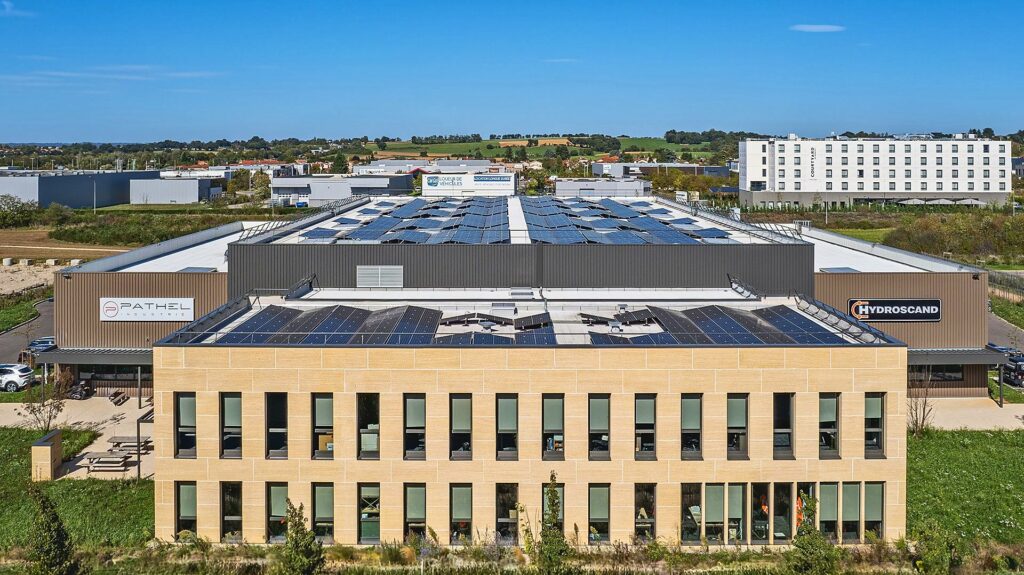 Vue aérienne par drone des toitures équipées de panneaux solaires, siège de Pathel et Hydroscand, à Genas
