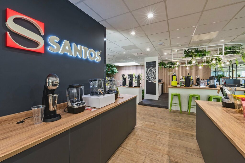 Accueil du siège de Santos avec logo lumineux, à Vaulx-en-Velin