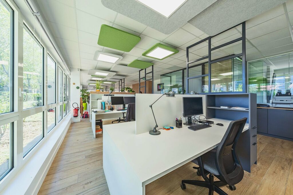 Bureaux en open space lumineux au siège de Santos, à Vaulx-en-Velin