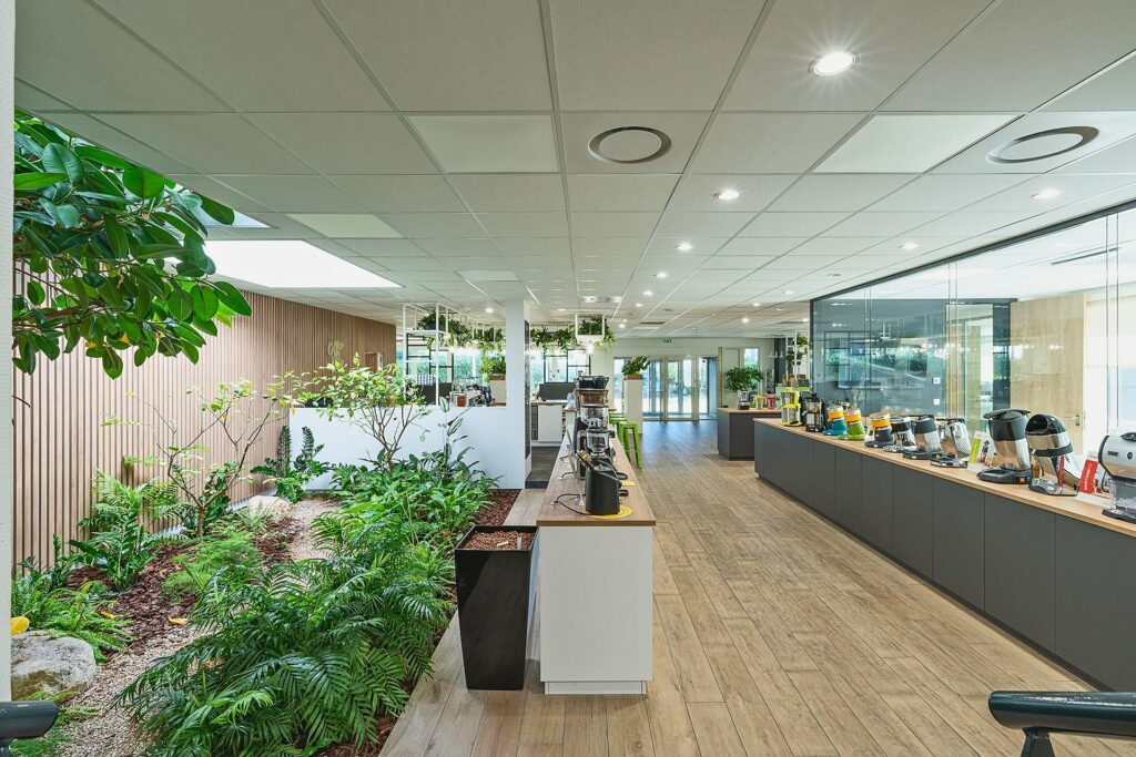 Jardin intérieur végétalisé au cœur des bureaux de Santos, à Vaulx-en-Velin