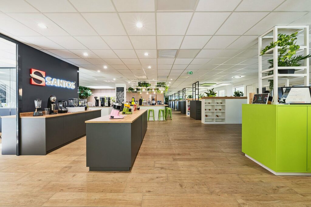 Showroom de Santos avec îlots de démonstration et logo, à Vaulx-en-Velin