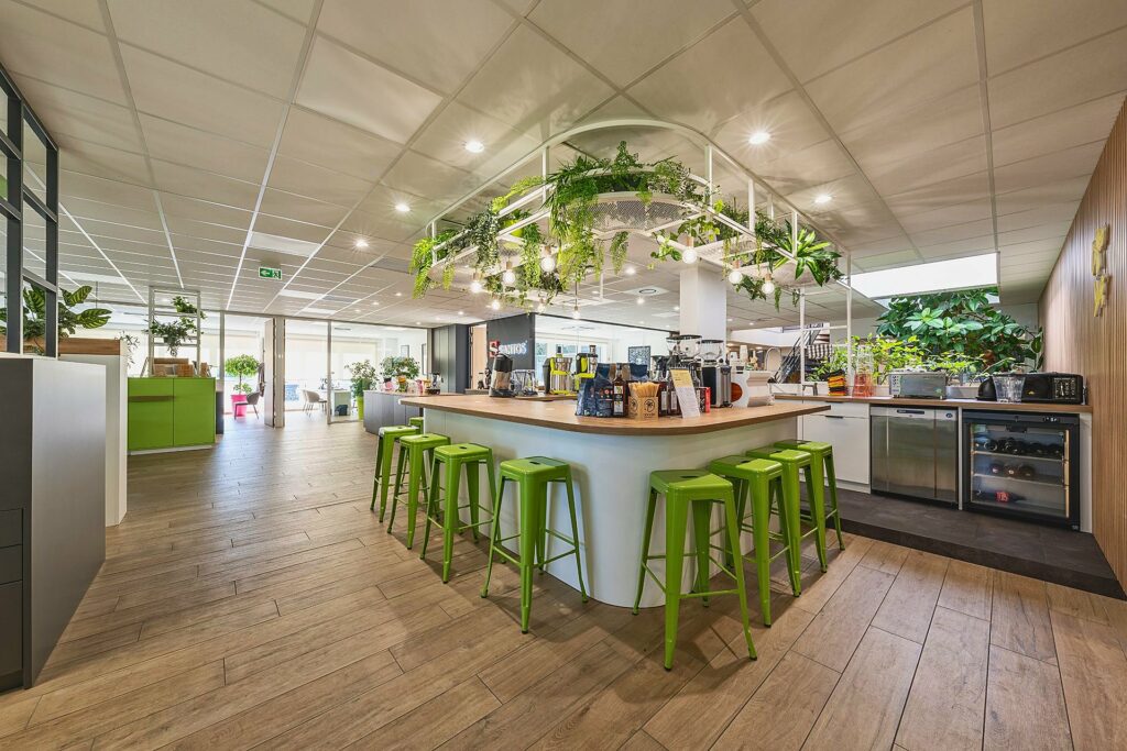 Bar de démonstration du showroom de Santos, suspension végétale et tabourets verts, à Vaulx-en-Velin