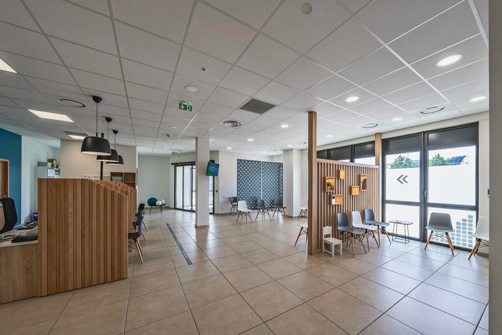 Accueil et salle d'attente du laboratoire Unibio, claustra bois, à Chasse-sur-Rhône
