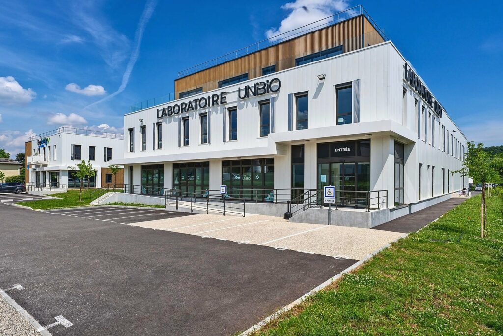 Façade du laboratoire d'analyses Unibio avec enseigne, à Chasse-sur-Rhône