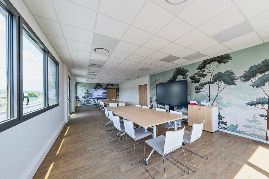 Grande salle de réunion avec fresque murale au laboratoire Unibio, à Chasse-sur-Rhône