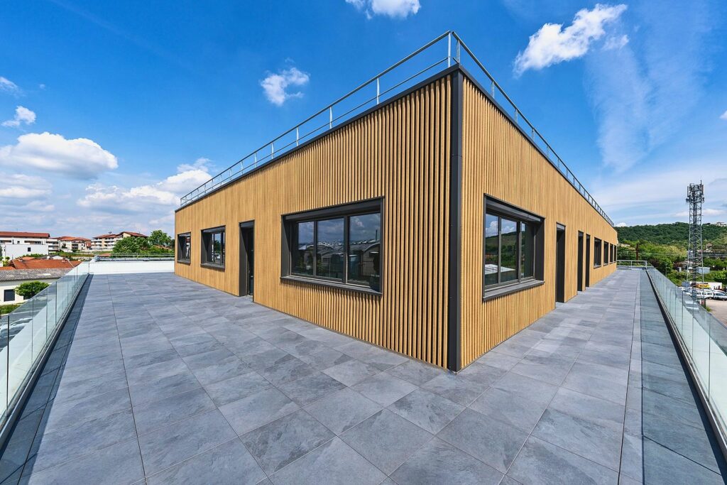 Toit-terrasse du laboratoire Unibio avec vue sur les collines, à Chasse-sur-Rhône