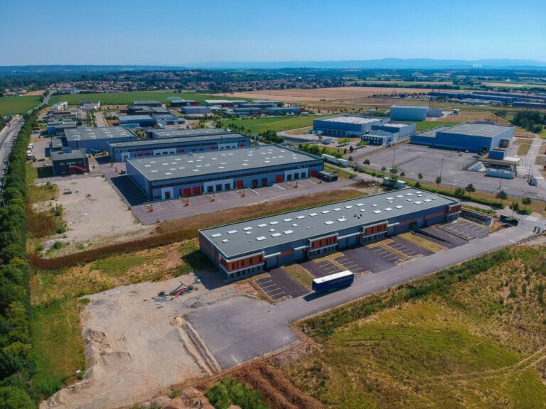 Vue aérienne par drone d’un parc d’activités